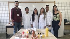 Os professores Priscila Osório e Reginaldo Magalhães e os alunos do 4º módulo do curso de Alimentos