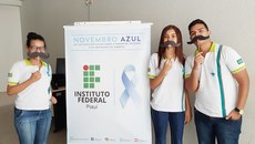 Atividades contaram com entrega de folders informativos e laço azul, além de realizados sorteios de brindes
