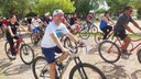 O passeio ciclístico contou com 300 participantes que percorreram quatro praças do município