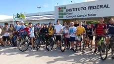 O passeio ciclístico contou com 300 participantes que percorreram quatro praças do município