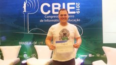 Tardelly Cavalcante com o certificado de melhor artigo do VIII Congresso Brasileiro de Informática na Educação