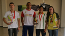 Alunos medalhistas com o professor Raimundo Fernandes