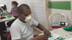 As máscaras foram confeccionadas com tripla camada de TNT