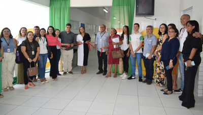 Momento do desenlace da fita inaugural das novas salas de aula do campus Dirceu Arcoverde