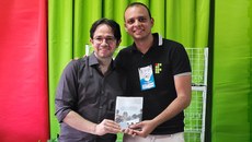 O livro conta com 17 autores, dos quais sete são organizadores