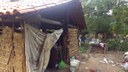 Casa de taipa onde Kátia vive atualmente
