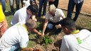 Na ação, o Campus Avançado ficou responsável pela arborização do açude, plantando 20 mudas de ipê