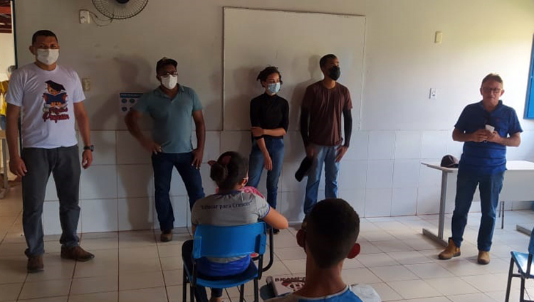 Contando com aves da raça Canela-Preta, o aviário foi implantado na Escola Municipal José Pacífico