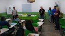 Os novos alunos receberam blusas de farda, guia do aluno e squeeze