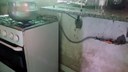 O biodigestor é um equipamento de fabricação relativamente simples e de baixo custo que é alimentado com restos de alimentos e fezes de animais e água, produzindo gás e adubo