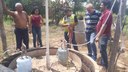 O biodigestor é um equipamento de fabricação relativamente simples e de baixo custo que é alimentado com restos de alimentos e fezes de animais e água, produzindo gás e adubo