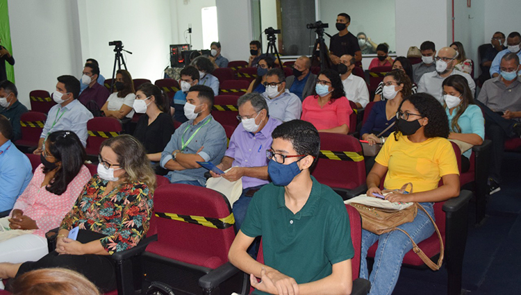 Público presente na abertura do evento