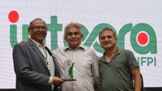 A noite também foi marcada pela entrega de placas de homenagem.