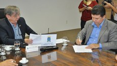 Reitor Paulo Henrique Gomes de Lima durante assinatura do acordo