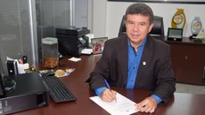 Reitor Paulo Henrique Gomes de Lima durante assinatura da homologação do concurso