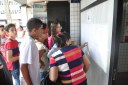 Candidatos conferem as salas de realização da prova.
