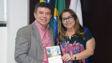 Valdira Brito entregou hoje, 27, o primeiro exemplar de seu livro ao reitor Paulo Henrique Gomes de Lima