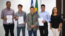 O reitor Paulo Henrique Gomes de Lima e a diretora de Gestão de Pessoas, Luciana Soares da Rocha, com os novos servidores do IFPI