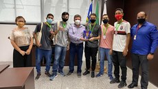 Entrega de medalhas e troféus em solenidade realizada no gabinete da Reitoria