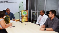 A cerimônia de premiação ocorreu na sala de reuniões da Reitoria