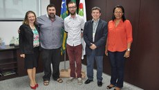 Jérémy Morisso, no centro da foto, iniciará suas atividades em Pedro II