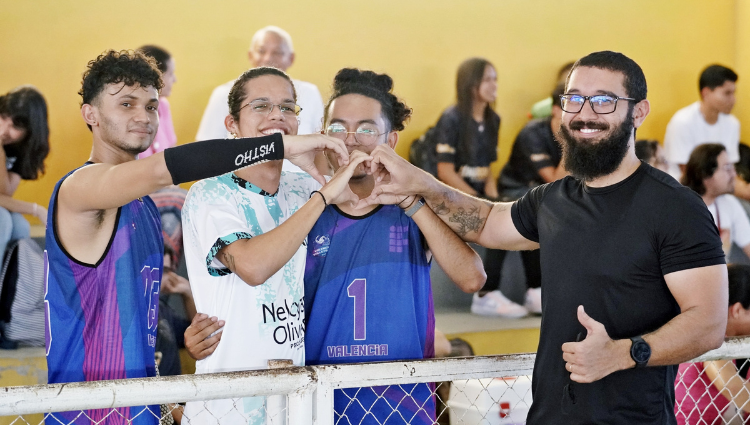 Os jogos contaram com a participação de aproximadamente 300 alunos e 15 servidores