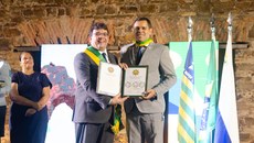 O gestor foi um dos agraciados com a honraria, no grau de comendador, em solenidade realizada em Parnaíba