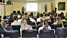 A palestra foi ministrada por Kelly Lemos, primeira pedagoga surda formada no Piauí.