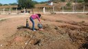 Esse sistema é composto por uma caixa d´água ligada a saída da tubulação de esgoto do refeitório, canos de PVC e torneiras