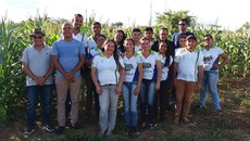 Professores e alunos do curso técnico em Agropecuária