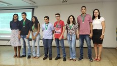 Os primeiros colocados nos cursos técnicos em Administração e Agricultura estiveram no Campus participando da homenagem
