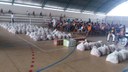 Os alimentos foram arrecadados em uma das provas da gincana.