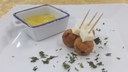 Bolinho de macaxeira com molho agridoce