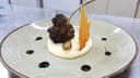 Carré de cordeiro com aligot de mandioca e tuíle de mandioca e parmesão