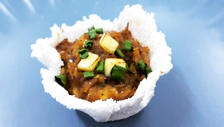 Cestinha de Tapioca recheada com purê de mandioca e chambaril