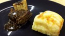 Costelinha ao molho de cerveja com macaxeira gratinada