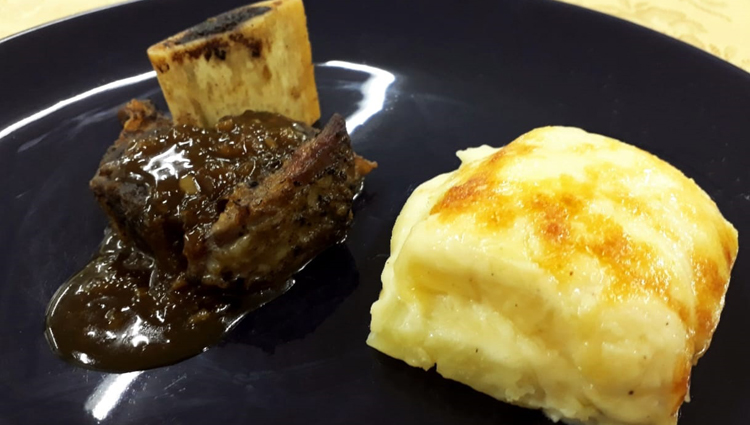 Costelinha ao molho de cerveja com macaxeira gratinada