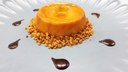 Pudim de macaxeira com farofa de amendoim e calda de chocolate