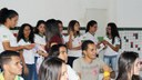Foram realizadas palestras, exposições de vídeos, roda de conversas e distribuídos preservativos, folders e laços referentes à campanha