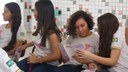 Foram realizadas palestras, exposições de vídeos, roda de conversas e distribuídos preservativos, folders e laços referentes à campanha