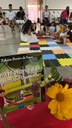 O livro, todo ilustrado, é uma releitura do clássico infantil Chapeuzinho Vermelho