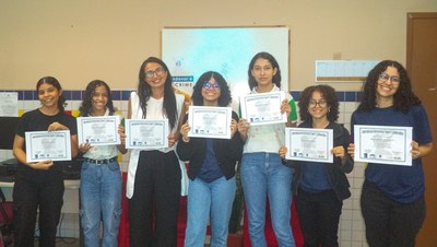 Alunas e professora do Campus Teresina Central contempladas com medalhas e certificados