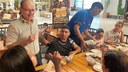 Estudantes com deficiência em visita técnica