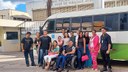 Estudantes com deficiência em visita técnica