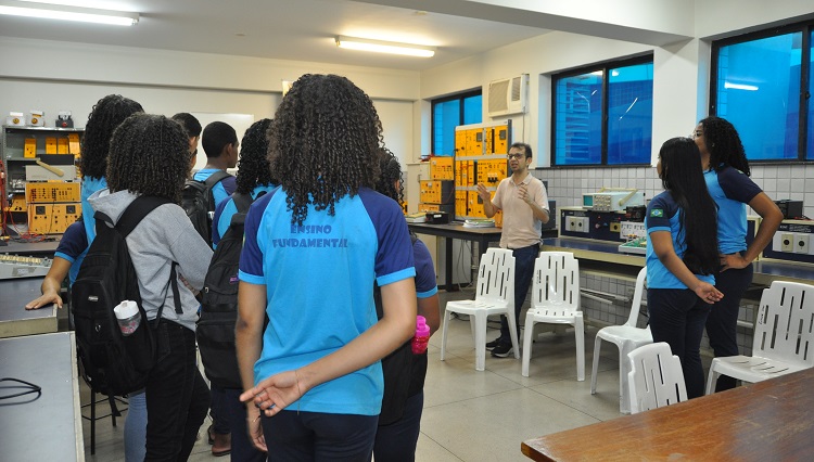 Alunos da Escola Municipal Santa Teresa em visita ao campus     