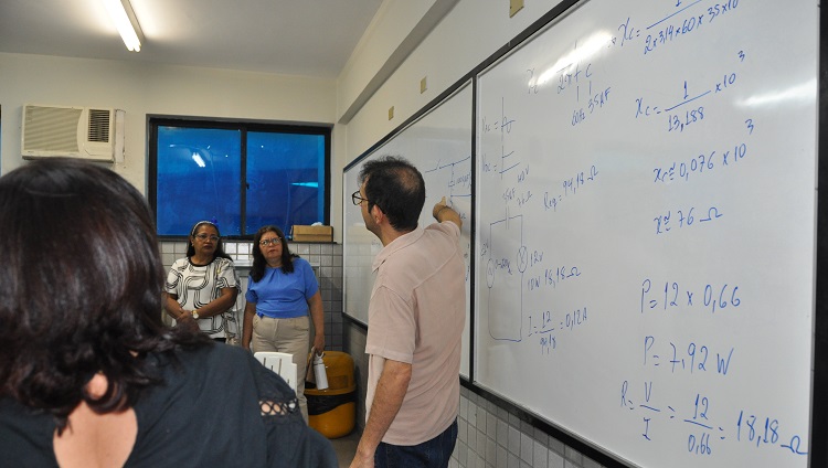 Alunos da Escola Municipal Santa Teresa em visita ao campus     