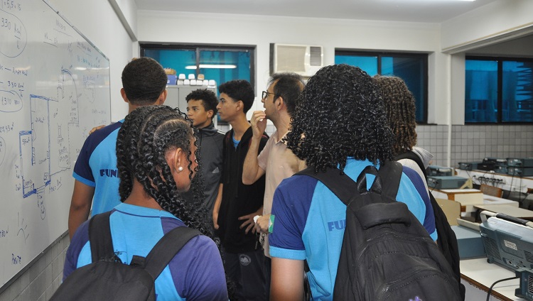 Alunos da Escola Municipal Santa Teresa em visita ao campus     