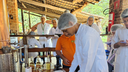  Aluno aprendendo a rotular uma garrafa de cachaça