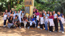 Professores e Alunos na entrada da Empresa Cachaça Lira