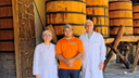  Professores, Rosana Martins e Jovan Lara, com Mateus no setor de envelhecimento da cachaça